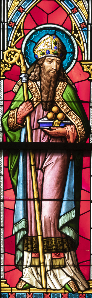 Heiliger Nikolaus in einem Fenster in der Stiftskirche Stift Zwettl.