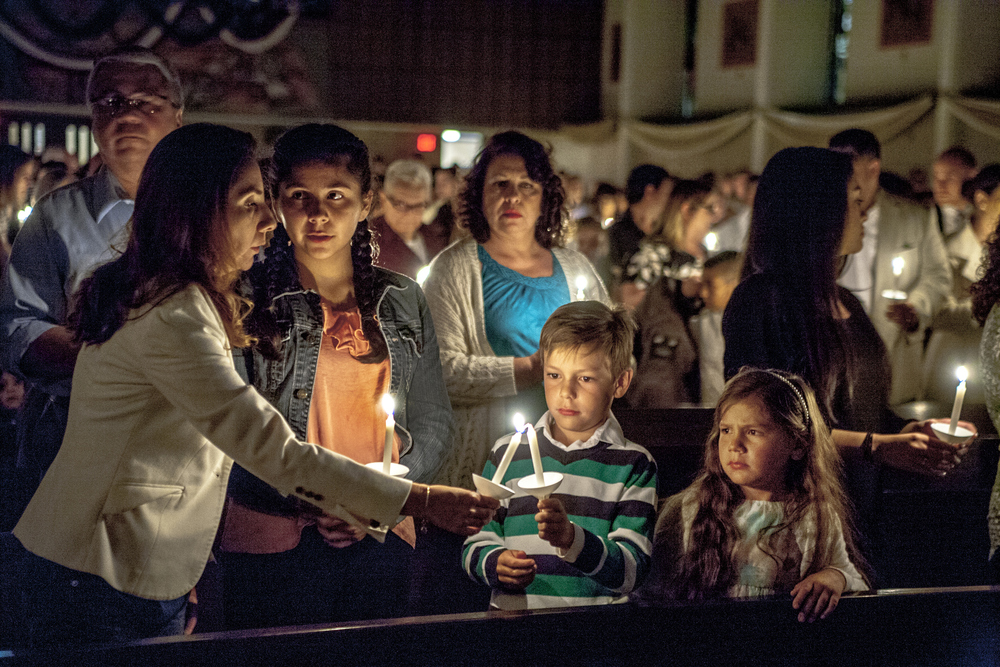 Kinder zünden Kerzen im Gottesdienst an.