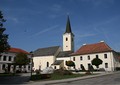 Pfarre Absdorf / Johann Trabauer Platz mit Pfarrkirche, Pfarrhof und Heimatmuseum