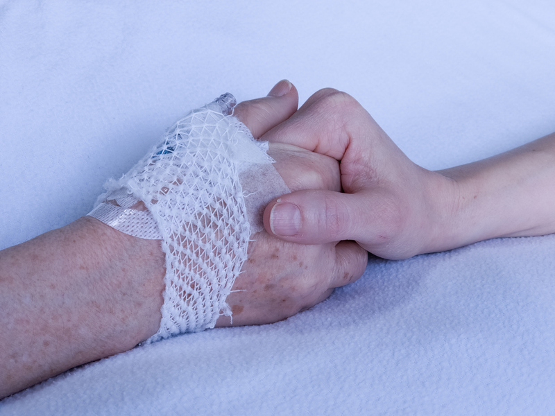 Hand wird im Krankenhaus gehalten
