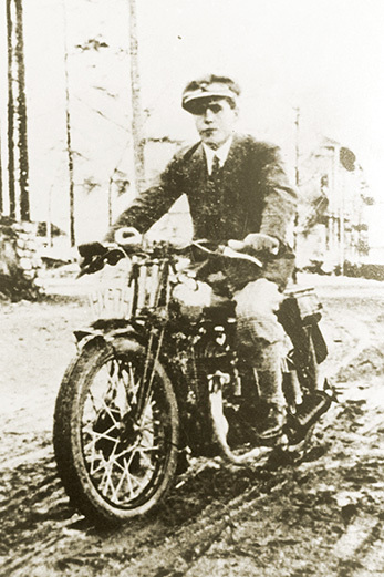 Franz Jägerstätter auf einem Motorrad 1921