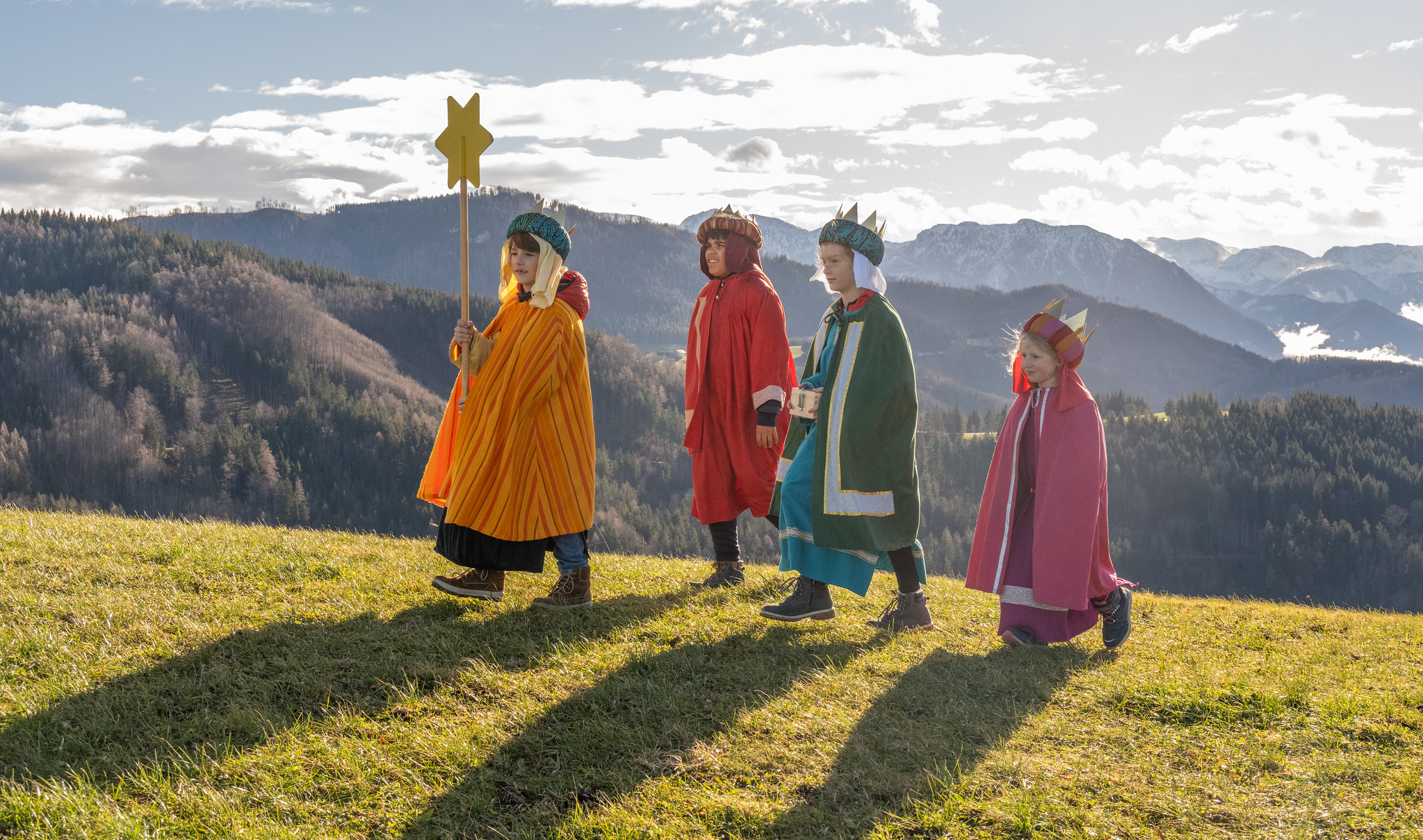 Kinder unterwegs als Heilige Drei Könige