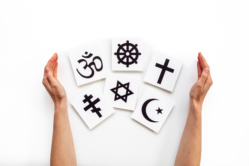 Symbole der Weltreligionen auf Zetteln / iStock/9dreamstudio Symbole der Weltreligionen auf Zetteln